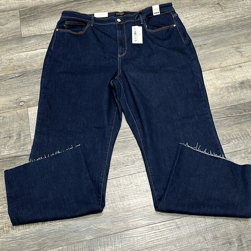 NWT Judy Blue Straight leg raw edge Jean.